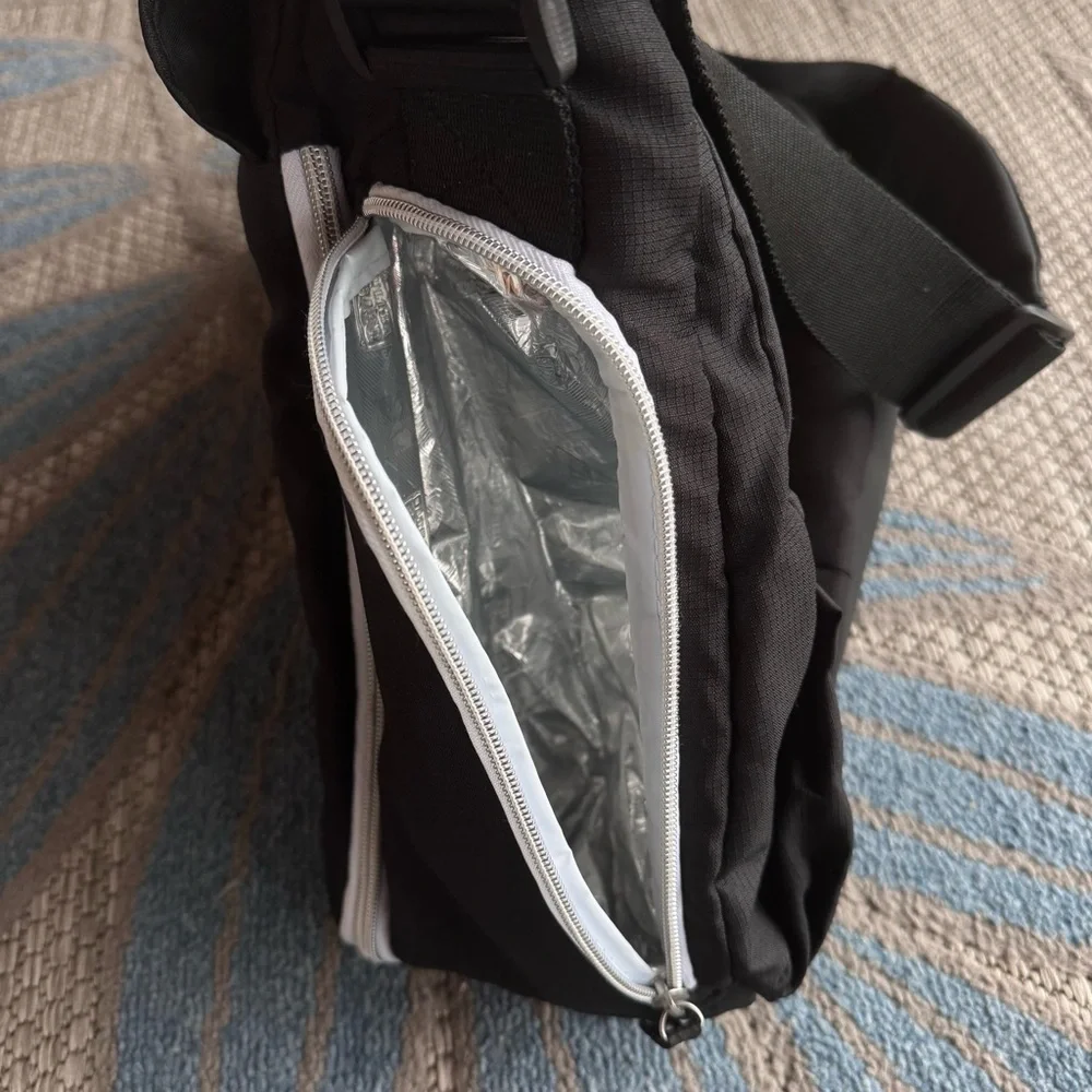 Columbia Outfitter‎ Expandable Messenger Diaper Bag Black Shoulder Strap